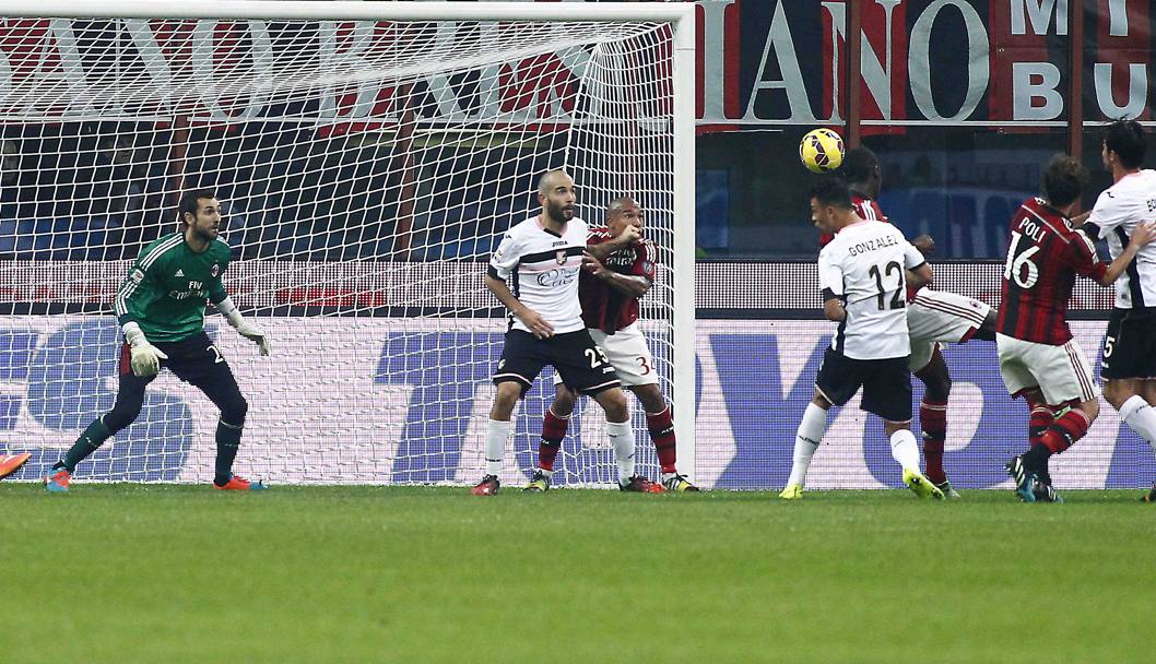 Il Palermo passa al 23&#39; del primo tempo: calcio d&#39;angolo, mischia in area e sfortunata deviazione di Zapata nella propria porta. LaPresse